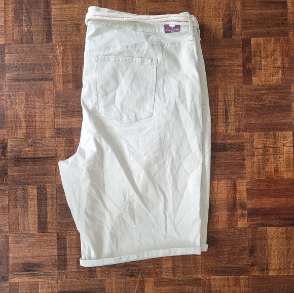 New women's short - Picture 2 of 3